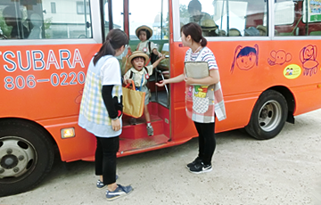 登園、準備、自由遊び